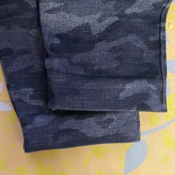 SPANX Look At Me Now Leggings Gray Black Camo sz Medium - Picture 6 of 13